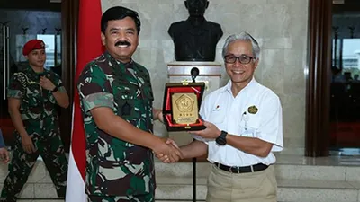 Panglima TNI Marsekal TNI Hadi Tjahjanto foto bersama Ketua SKK Migas, Dwi Soejipto usai penandantangan Nota Kesepahaman di Ruang Hening Mabes TNI, Cilangkap, Jakarta Timur, Selasa (12/11/2019)/Kabidpenum Puspen TNI, Kolonel Sus Taibur Rahman