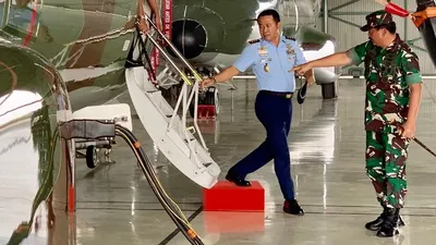 Panglima TNI, Marsekal TNI Hadi Tjahjanto tinjau kesiapan pesawat untuk pemadaman karhutla dan menurunkan hujan buatan di Lanud Halim Perdana Kusuma/Puspen TNI