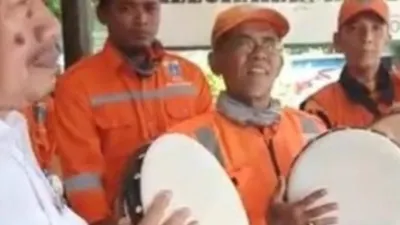 Anggota PPSU Kelurahan Klender menerima bantuan alat hadroh (timur.jakarta.go.id)