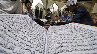 Membaca Alquran/Antara
