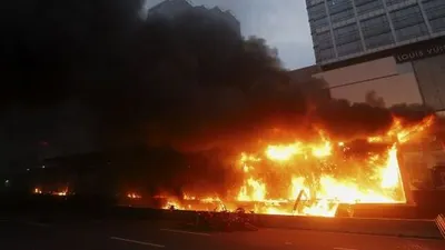 Halte Transjakarta Bundaran HI dibakar massa aksi demo omnibus law, Jakarta, Kamis (8/10/2020). [Suara.com/Angga Budhiyanto]