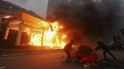 Halte Transjakarta Bundaran HI terbakar, Jakarta, Kamis (8/10/2020). [Suara.com/Angga Budhiyanto]