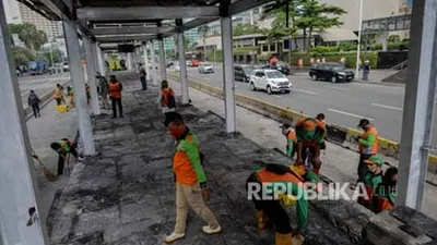 Kondisi Halte Transjakarta yang rusak pasca aksi tolak pengesahan Omnibus Law Undang-Undang Cipta Kerja pada Kamis (8/10/2020) malam yang berujung ricuh di Jakarta, Jumat (9/10). Republika/Thoudy Badai