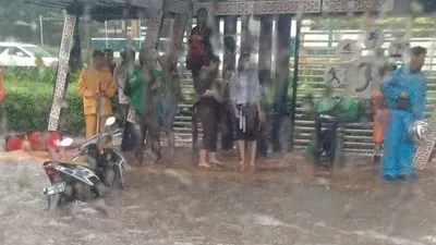 Jalan Depan Plaza Senayan Tergenang, Nitizen Sindir Lem Aibon dan Diskotek Colosseum