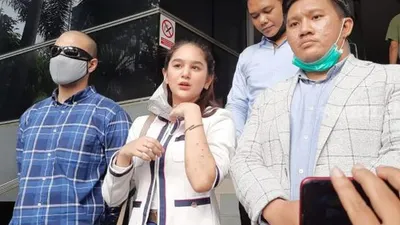 Bintang FTV Hana Hanifah melaporkan selebgram Nabila Aprilia ke Polda Metro Jaya dengan tuduhan penganiayaan, Rabu (17/6/2020). [Ismail/Suara.com]