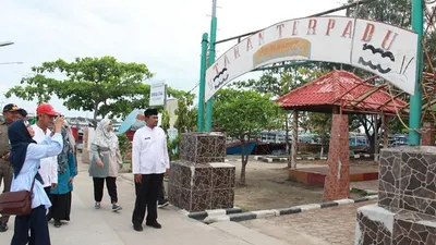 Lurah Pulau Harapan Adi Apandi mengecek kesiapan fasilitas menjelang musim libur akhir tahun (pulauseribu.jakarta.go.id)