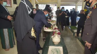 Bupati Bekasi Eka Supria Atmaja melakukan tabur bunga di makam KH Noer Ali, Selasa (10/11/2020)/Humas Pemkab Bekasi