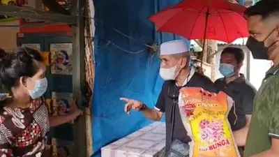 Pengusaha kuliner asal Solo, Habib Hasan Mulachela saat menyambangi warga di RW 05 Kelurahan Bangka, Jakarta Selatan, Jumat (12/2/2021). (ist)