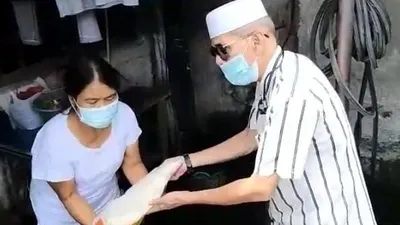 Habib Hasan Mulachela membagikan beras kepada warga di Kelurahan Ujung Menteng, Cakung, Jakarta Timur, Selasa (9/2/2021). (ist)