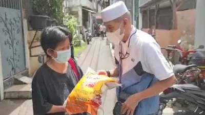 Habib Hasan Mulachela membagikan angpao dan beras kepada warga Tionghoa di kawasan Tambora, Jakarta Barat, Kamis (11/2/2021). (ist)