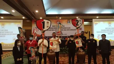 Penetapan nomor urut pasangan calon peserta Pemilihan Wali Kota (Pilwakot) Surakarta 2020, di Hotel Sunan Solo, Kamis (24/9/2020). (dok)