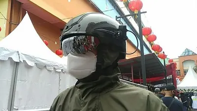 Seorang petugas memakai helm cerdas milik Badan Intelijen Negara (BIN) yang dapat mendeteksi panas tubuh seseorang dari jarak 10 meter. (Ayobogor.com/Husnul Khatimah)
