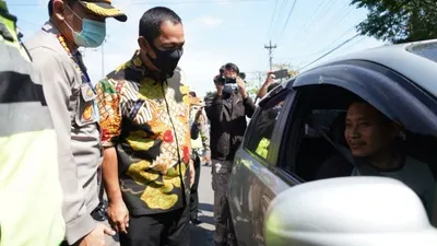 Wali Kota Semarang, Hendrar Prihadi memantau pemberlakukan Pembatasan Kegiatan Masyarakat (PKM) Senin (27/4/2020). (dok)