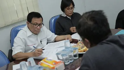 Wakil Ketua Dewan Pers, Hendry Ch Bangun (kiri), saat melaksanakan verifikasi faktual di kantor Ayojakarta.com, Tebet Timur, Jakarta Selatan, pada Februari lalu.