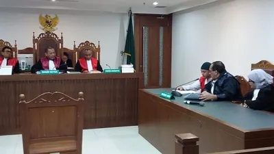Hermawan Susanto didampingi pengacara saat menghadiri sidang pembacaan tuntutan kasus ancaman penggal kepala Presiden Joko Widodo di Pengadilan Negeri Jakarta Pusat, Senin (17/2/2020).