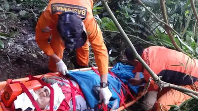Proses evakuasi Hidayat (30), survivor yang terpeleset di jalur pendakian Gunung Salak, Sukamantri, Kabupaten Bogor, Minggu (12/1/2020)(Kantor SAR Jakarta)