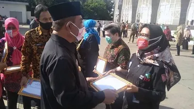 Jaga Semangat di Tengah Pandemi, Ratusan Nakes di Kota Cirebon Terima Penghargaan