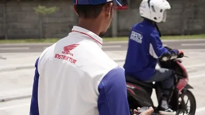 Keseimbangan menjadi salah satu materi yang diuji di acara Honda BeAT Safety Riding Competition. (Dok. PT DAM)