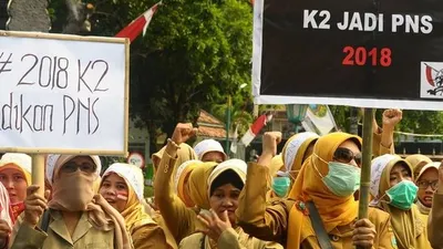 Ilustrasi honorer K2 menggelar aksi damai di depan Istana Merdeka menuntut agar diangkat menjadi PNS (JPNN/Ricardo)