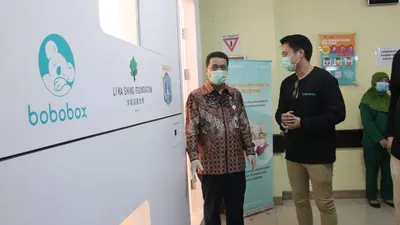 Wagub DKI Riza Patria Sambut Donasi Hotel Kapsul untuk Tenaga Medis