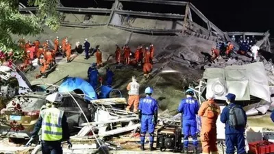 Petugas penyelamat bekerja menyingkirkan puing reruntuhan bangunan dan mengevakuasi penghuni yang dikarantina karena COVID-19 di Hotel Xinjia di Distrik Licheng, Kota Quanzhou, Provinsi Fujian, China, Minggu (8/3/2020) dini hari. Hotel lima lantai yang dibangun pada 2018 itu ambruk pada Sabtu (7/3/2020) malam. (ANTARA/HO-Xinhua/mii)