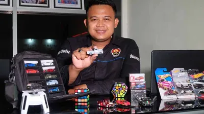 Bripka Agung Hidayat menunjukan koleksi HotWheels di ruang Humas Polrestabes Surabaya, Sabtu (23/1/2021).(Ayosurabaya/Praditya)
