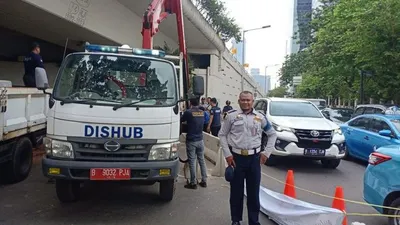 Petugas Dishub DKI merapikan beton pembatas di bawah Fly Over Satrio melanjutkan penutupan u-turn (Antara/Sudin Perhubungan Jaksel)