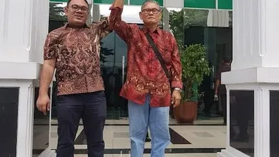 Johan Solomon (kanan) bersama kuasa hukumnya, Husendro. (Dok Husendro)