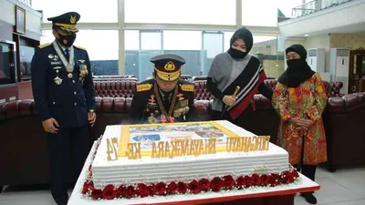 Panglima TNI Marsekal TNI Hadi Tjahjanto memberi kejutan kepada Kapolri Jenderal Polisi Idham Azis dalam perayaan HUT ke-74 Bhayangkara. (dok Puspen TNI)