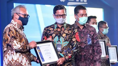 BTN APRESIASI PARA PENGEMBANG. Direktur Utama PT Bank Tabungan Negara (Persero) Tbk. Pahala Nugraha Mansury (kedua kiri) didampingi Direktur Consumer and Commercial Banking Bank BTN Hirwandi Gafar (kanan) memberikan penghargaan bagi para pengembang di Jakarta, pekan ini Sebagai Bagian dari  Acara Virtual Property Expo dan HUT KPR