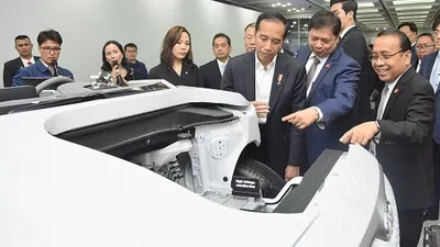 Presiden Jokowi memerhatikan mobil saat mengunjungi pabrik Hyundai Motor Company (Setkab.go.id/Deny)
