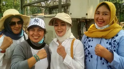 Para ibu yang membagikan makanan gratis kepada massa mahasiswa yang berdemonstrasi di depan gerbang utama Gedung DPR, Senayan, Jakarta/Ayojakarta.com