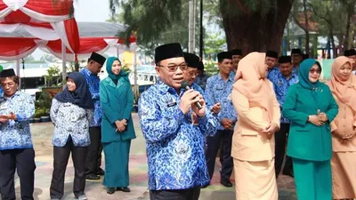 Bupati Kepulauan Seribu Husein Murad dalam Upacara Peringatan Hari Ibu di Halaman Plaza Kabupaten, Pulau Pramuka (pulauseribu.jakarta.go.id)