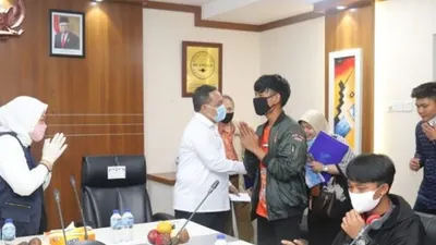 Menaker, Ida Fauziyah menyambut sembilan ABK asal Indonesia di Bandara Internasional Soekarno-Hatta, Tangerang, Banten, Jumat (29/5/2020). (Kemnaker)