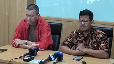 Anggota DPRD DKI Jakarta, Ketua Fraksi PSI Idris Ahmad (Kanan) dan Jubir DPW PSI DKI Jakarta Rian Ernest (Kiri)/Ayojakarta-Aprilia Rahapit