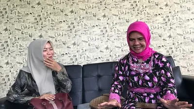 Ketua IKWI Cianjur Pipih Fakhriyah Yasin saat berbincang dengan Ibu Asep Rusli yang dijadikan inspirasi tulisannya. (Ayobandung/M Ikhsan)