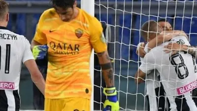 Pemain Udinese Ilija Nestorovski (kanan) merayakan golnya ke gawang AS Roma dalam lanjutan Liga Italia di Olympico stadium. Andreas SOLARO / AFP
