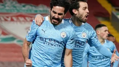 Gelandang Manchester City, Ilkay Gundogan (kiri) merayakan golnya ke gawang Liverpool pada laga Liga Inggris 2020/2021 di Anfield, Liverpool, Senin (8/2/2021) dini hari WIB. [JON SUPER / POOL / AFP]
