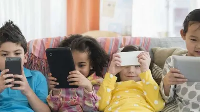 Ilustrasi anak bermain gadget (dok)
