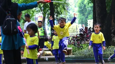 Anak anak bermain di taman. (Irfan Al-Faritsi/Ayobandung.com)