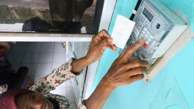 [ilustrasi] Seorang warga memasukan voucher pulsa listrik di rumahnya, Padalarang, Kabupaten Bandung Barat. (Irfan Al-Faritsi/Ayobandung.com)