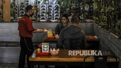 Makan bersama di ruangan tertutup menimbulkan risiko penularan Covid-19. Foto: Republika/Putra M. Akbar