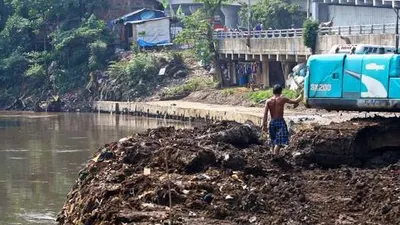 [Ilustrasi] Proyek normalisasi di Sungai Ciliwung, Kampung Melayu, Jakarta, Selasa. [suara.com/Kurniawan Mas'ud]