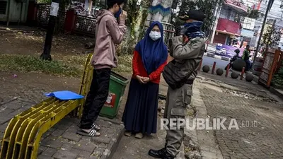 [Ilustrasi] Petugas Satpol PP saat mengimbau masyarakat menggunakan masker. Foto: ABDAN SYAKURA/REPUBLIKA