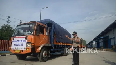Truk membawa muatan (ilustrasi). Pemerintah memutuskan perpanjangan toleransi truk obesitas atau kendaraan kelebihan muatan dan dimesi hingga 2023.  Foto: Republika/Prayogi