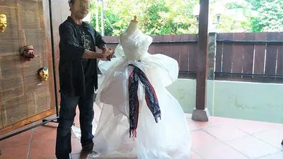 Sebuah gaun dari plastik yang disiapkan dalam pertunjukan International Mask Festival (IMF) 2020 di Kota Solo, Jawa Tengah. (dok IMF)