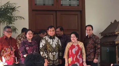 Prabowo hadir di rumah megawati pada pukul 12.30 wib bersama Sekjen Gerindra, Ahmad Muzani dan disambut oleh Puan Maharani, Pramono Anung, Hasto Kristyanto dan Budi Gunawan (ayojakarta.com/Istihanah Soejoethi)