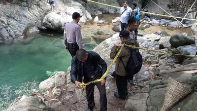 Evakuasi korban tenggelam di Curug Kencana (Dok. Polsek Babakan Madang).