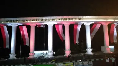 Tugu Lawang Salapan terpasang bendera merah putih meriahkan bulan kemerdekaan. (ayobogor.com)