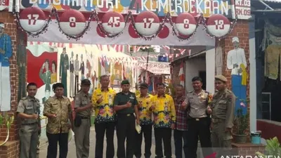 Tim penilai dari unsur Muspika bersama warga Kalideres, Jakarta Barat, berpose di depan gapura perbatasan kampung yang telah dihias warga dalam rangka memeriahkan HUT Ke-74 Republik Indonesia. (ANTARA/Andi Firdaus).